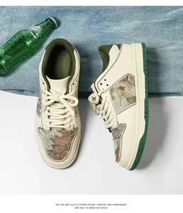 Λεπτομερής κάτοψη των μπεζ και πράσινων sneakers με υφασμένα σχέδια ταπισερί