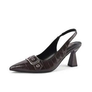 Eleganti décolleté slingback con stampa coccodrillo, punta affusolata e tacco largo