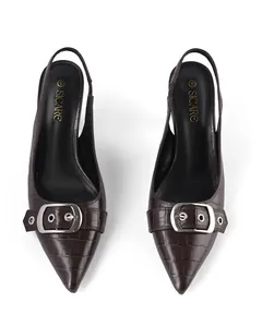 Vista dall'alto di décolleté slingback marrone scuro stampa coccodrillo con fibbia