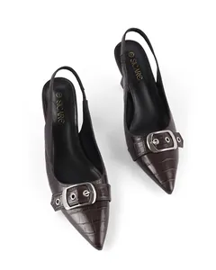 Dettaglio scarpe slingback marrone scuro stampa cocco con fibbia argentata di classe