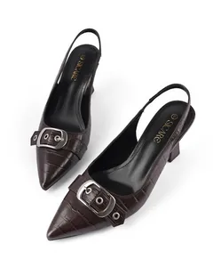 Vista dettagliata di décolleté slingback marrone scuro effetto coccodrillo con fibbia.
