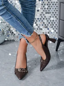 Dettaglio scarpe slingback marroni stampa coccodrillo con punta e fibbia quadrata