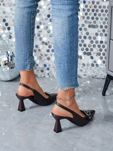 Vista dettagliata di scarpe slingback marroni con trama a coccodrillo e fibbia.