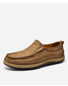 Vista dettagliata laterale di scarpe casual da uomo in pelle marrone con suole spesse robuste