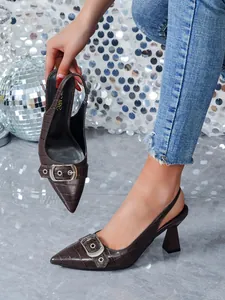 Vista dettagliata di décolleté slingback marroni con motivo coccodrillo e tacco largo