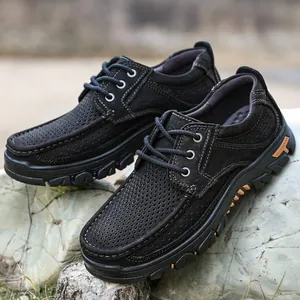 Scarpe da trekking traspiranti in pelle bovina nera da uomo con suola spessa e resistente.