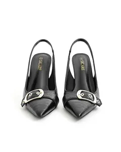 Vista dettagliata di slingback nere con stampa coccodrillo e grande fibbia argento.