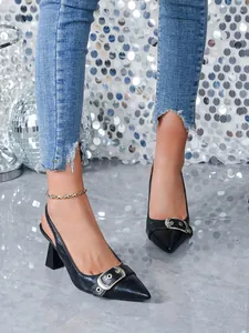 Décolleté slingback nere effetto coccodrillo con punta e fibbia in metallo.
