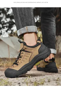 Detail van de stevige neus en antislipzool van de kaki outdoor wandelschoenen voor heren.