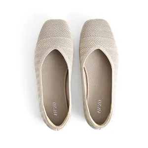 Vista dall'alto di comode ballerine in maglia beige con un design a rete traspirante