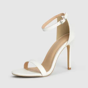 Elegante sandalo bianco con tacco alto, cinturino alla caviglia e design a stiletto