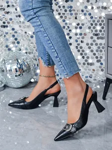 Primo piano di tacchi slingback neri con fibbia e tacco svasato geometrico elegante