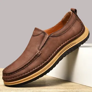 Scarpe casual da uomo in pelle marrone outdoor con suola spessa e design slip-on.