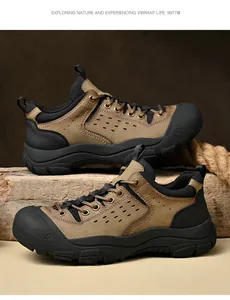 Gedetailleerd beeld van bruine heren wandelschoenen op hout met versterkte neus