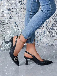 Vista laterale di décolleté slingback nere effetto coccodrillo con fibbia metallica