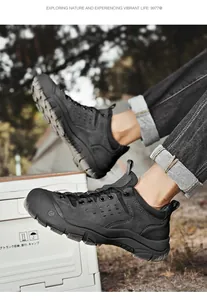 Detailopname van duurzame zwarte outdoor wandelschoenen voor heren met antislipzool