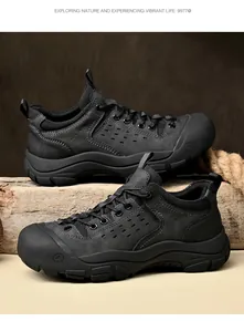 Robuuste zwarte outdoor wandelschoenen met versterkte neus op houten achtergrond