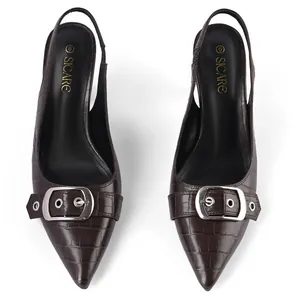 Eleganti scarpe slingback marrone scuro a punta con trama coccodrillo e fibbia argento.