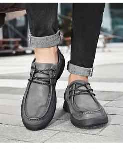 Detailopname van grijze herenschoenen van echt leer in zakelijke casual stijl