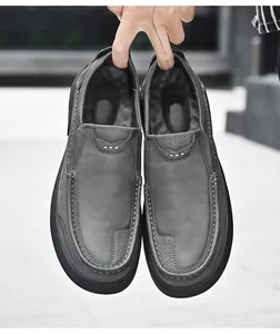 Detailopname van grijze leren herenloafers met contraststiksel en duurzame rubberen zool