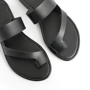Minimalistische flache schwarze Damen-Sandalen mit Zehenschlaufe für den Sommerurlaub