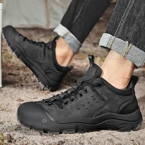 Duurzame zwarte outdoor wandelschoenen voor heren met dikke antislipzool en versterkte neus