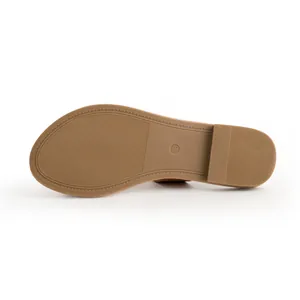 Unteransicht flacher Damen-Sandalen mit rutschfester Sohle und Größenangabe.