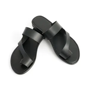Minimalistische schwarze flache Sandalen für Damen mit Zehenschlaufe für den Sommer