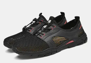 Ademende zwarte mesh hardloopschoenen voor heren met elastische veters.