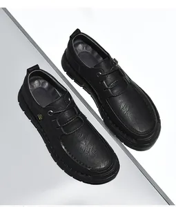Gedetailleerd overzicht van zwarte casual herenschoenen van zacht leer met veters