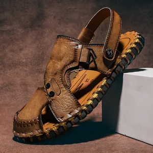 Handgestikte leren heren sandalen met ademend krokodillenpatroon en een zachte zool.