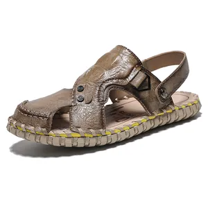 Bruine heren sandalen met krokodillenmotief en handgestikte details op een witte basis