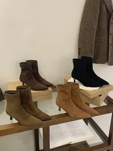 Colección de botines retro de ante con punta fina para mujer en cuatro colores otoñales.