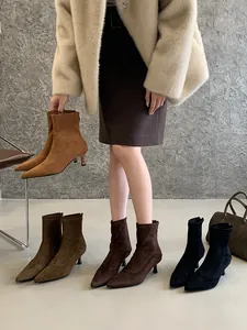 Elegantes botines de ante con punta afilada y tacón de aguja en varios colores de otoño.