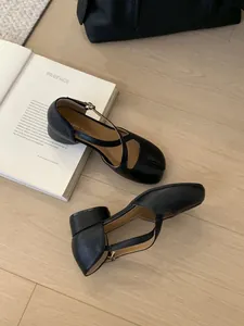Detailansicht der schwarzen Tabi-Sandalen mit Kreuzriemen und niedrigem Blockabsatz