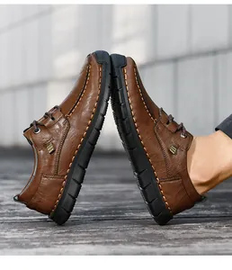 Close-up van bruine handgenaaide casual herenschoenen van leer met dikke rubberen zool