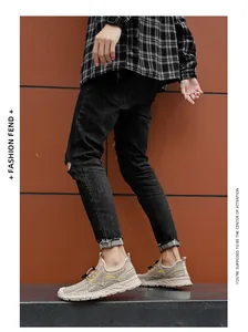 Detail van beige ademende mesh sportschoenen voor heren met flexibele zachte zolen.