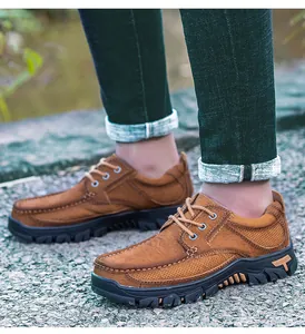 Close-up van bruine leren outdoorschoenen voor heren met ademende details in stijl