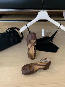 Detailansicht brauner Leder-Tabi-Schuhe mit Kreuzriemen und bequemem niedrigem Blockabsatz