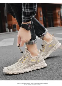 Detailopname van beige ademende mesh herensneakers met handige elastische veters.