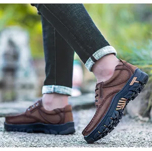 Gedetailleerd zijaanzicht van bruine ademende lederen outdoorschoenen voor heren.