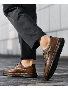 Detail van bruine handgemaakte leren herenschoenen met flexibele rubberen zolen