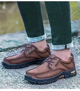 Detail van ademende bruine herenschoenen van rundleer voor buiten met stiksels!