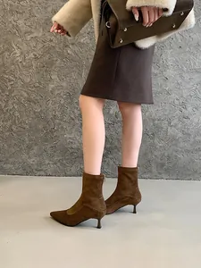 Elegantes botines de gamuza marrón con tacón de aguja, punta fina y ajuste elástico