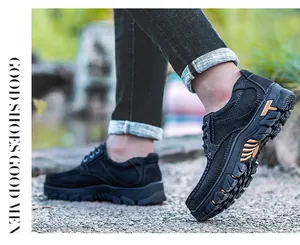 Buitenshuis lifestylebeeld van ademende zwart lederen herenschoenen op grindpad.