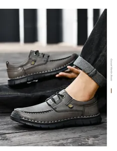 Detail van handgestikte heren casual grijze leren schoenen met zachte zolen en veters