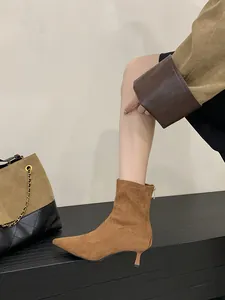Elegantes botines de ante marrón con punta afilada y tacón de aguja con cremallera