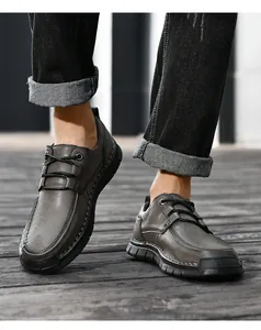 Detail van handgemaakte heren vrijetijdsschoenen van leer met zachte zolen en veters.