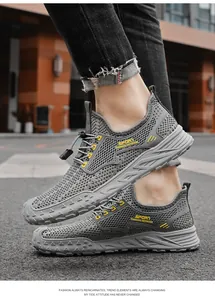 Gedetailleerd zijaanzicht van grijze ademende mesh sportschoenen voor heren.