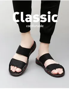 Primo piano di sandali estivi neri da uomo con comodo design a doppia fascia.